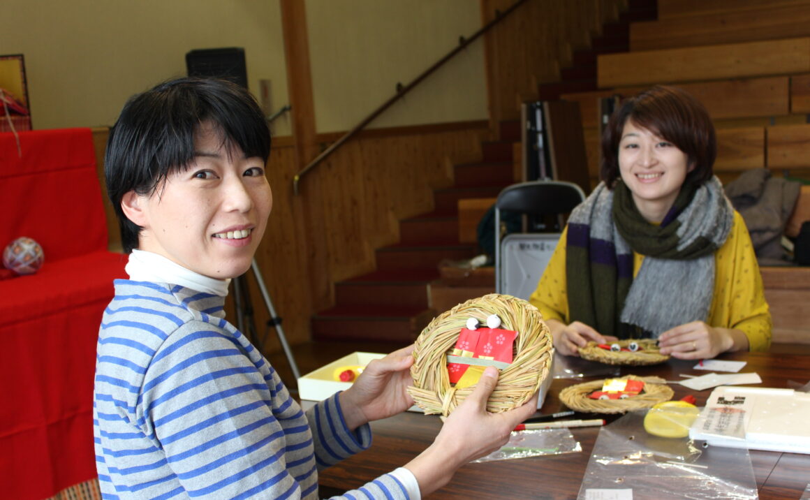 The workshop of making original "Nagashibina" and "Sandawara (small round straw boats)"!