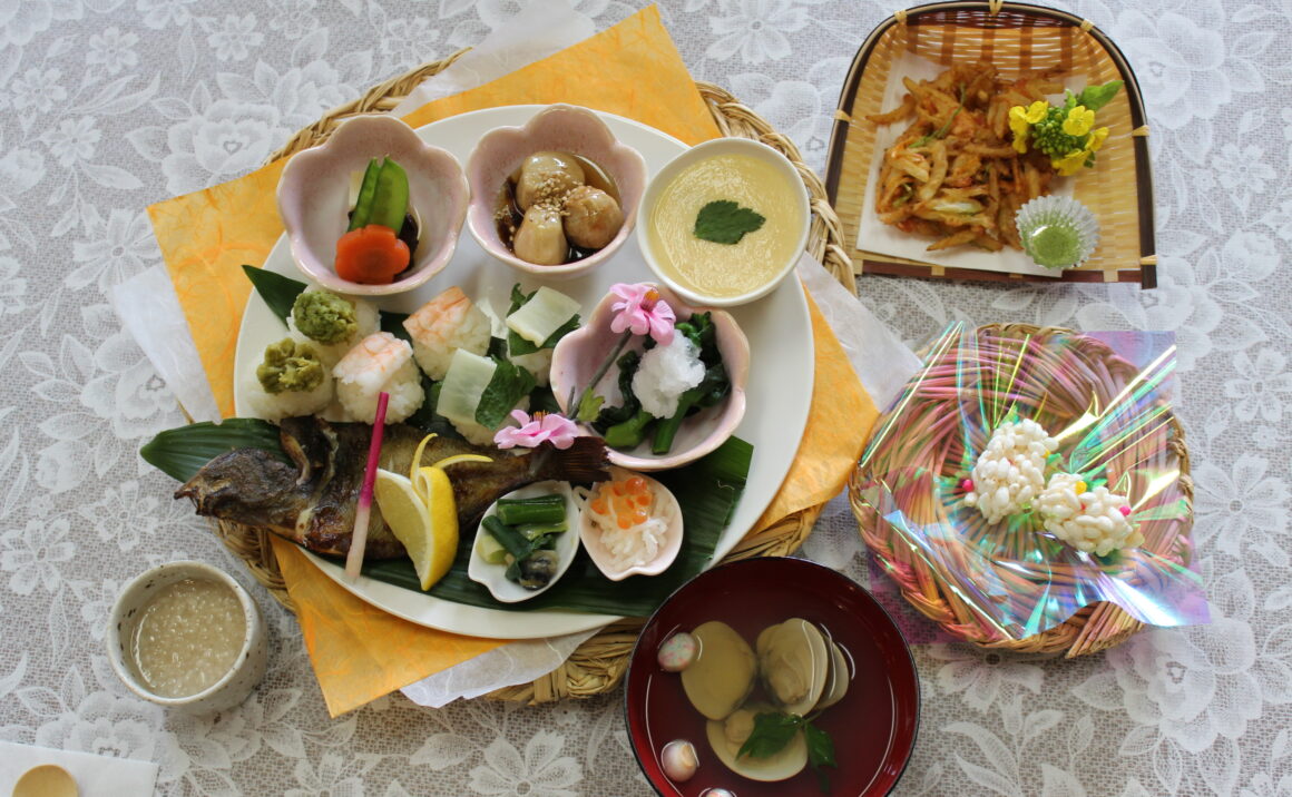 Enjoy seasonal lunch set meal "Hinamonogatari" at Nagashibina Doll Museum.