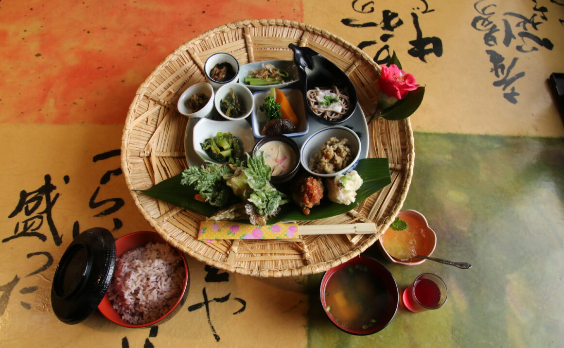 Eat local traditional home taste meal "Sugegasa (sedge hat) Gozen" at Yumekomichi