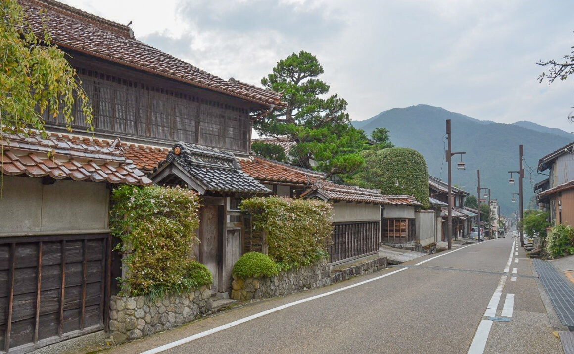 Time to relax with a nostalgic retro town scape in "Chizu-shuku" historical post town with hospitality