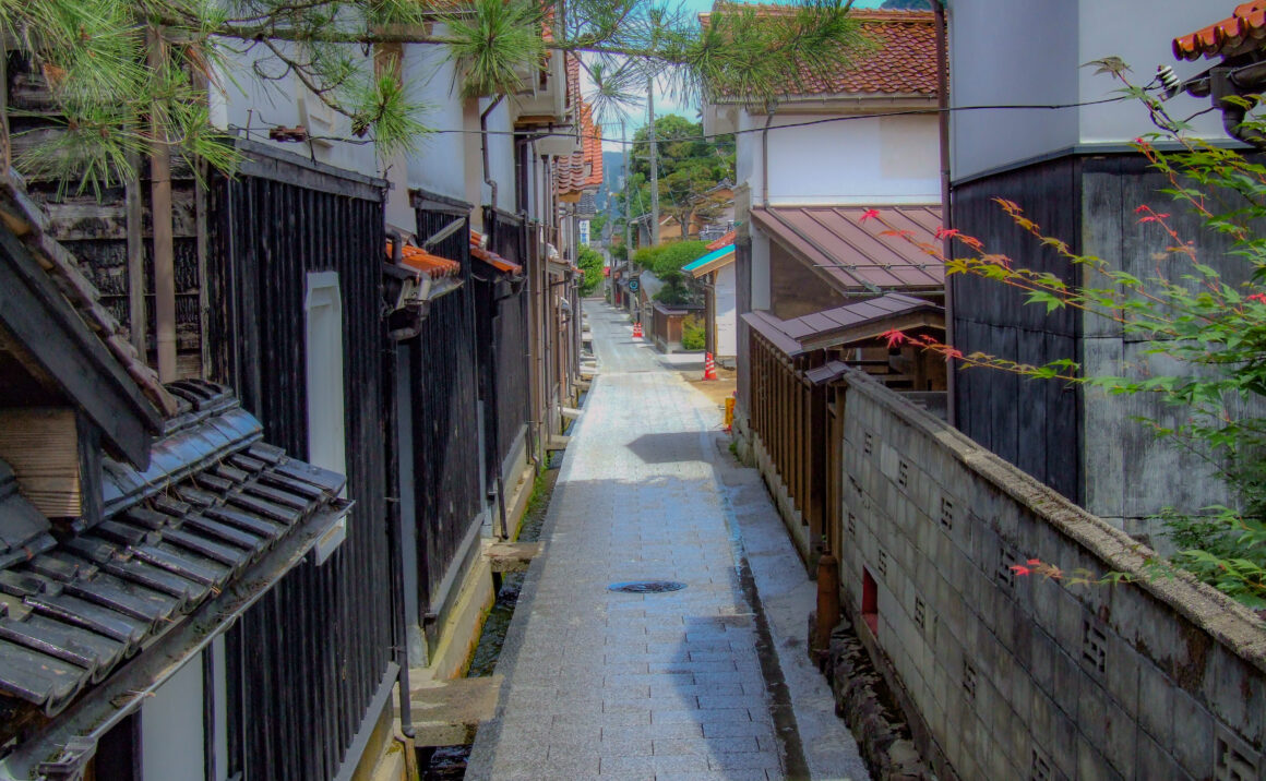 Time travel in the former post town, enjoy walking path retains traces of the former castle town