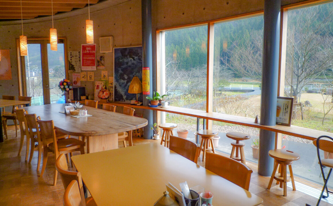 Take a break at cafe & dining "cafe Berry" right next to the Aoya Washi Studio