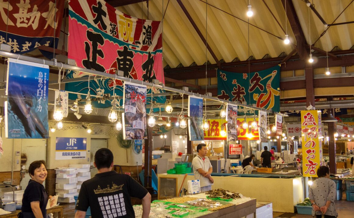 The fresh seafood market "Karoichi", a grace of the Sea of Japan, and the local agricultural product market "Wattaina" bustling with many local people