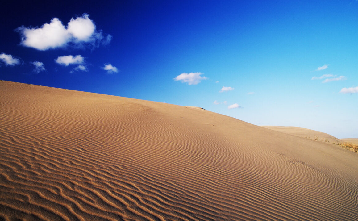 "Tottori Sand Dunes" are formative beauty created by nature by piling up the sand little by little over 100,000 years