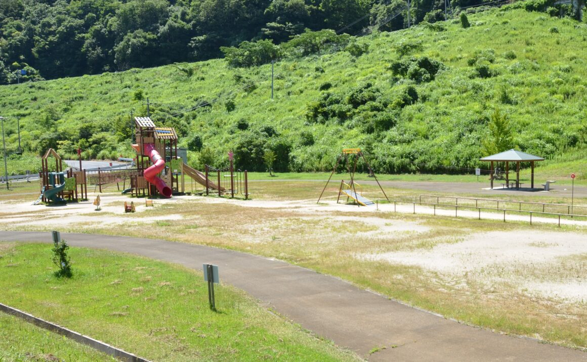 The highest dam in Tottori Prefecture:  Play in Tono Dam Square