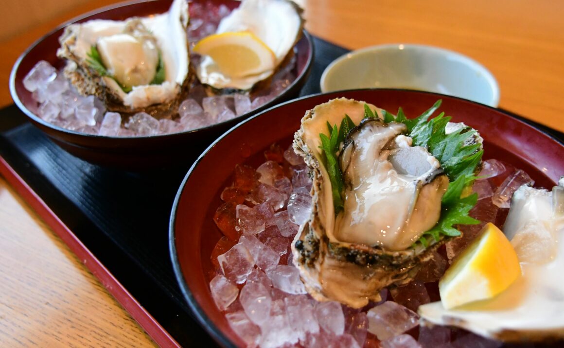 Full of sea smell, enjoy eating rock oysters in Tottori City.