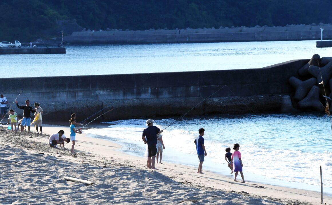 Comfortably surrounded by pine trees, families enjoy fishing.