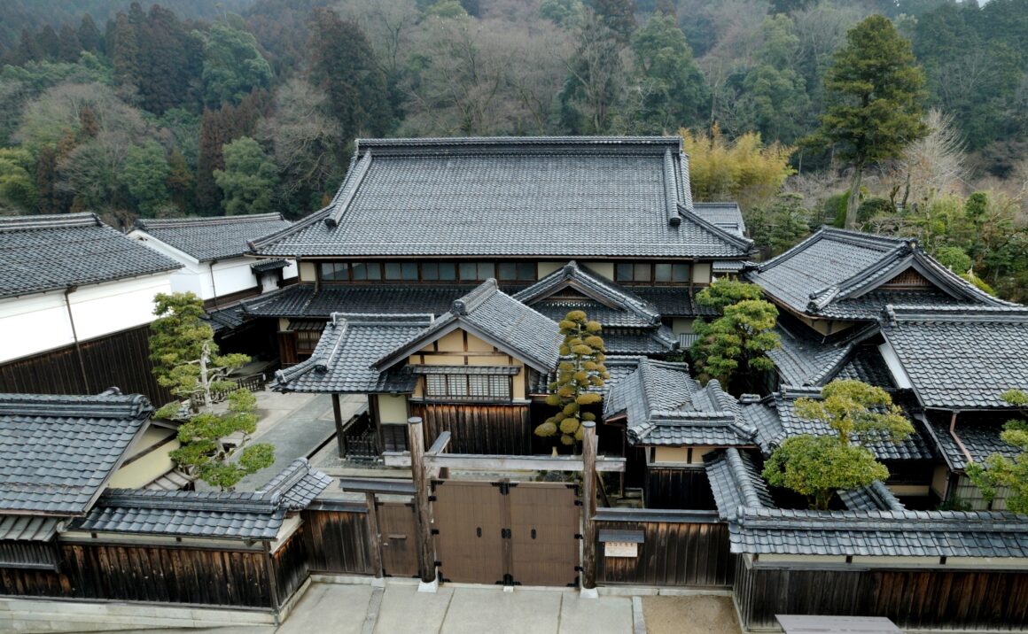 Ishitani Residence: a compilation of modern Japanese-style wooden construction